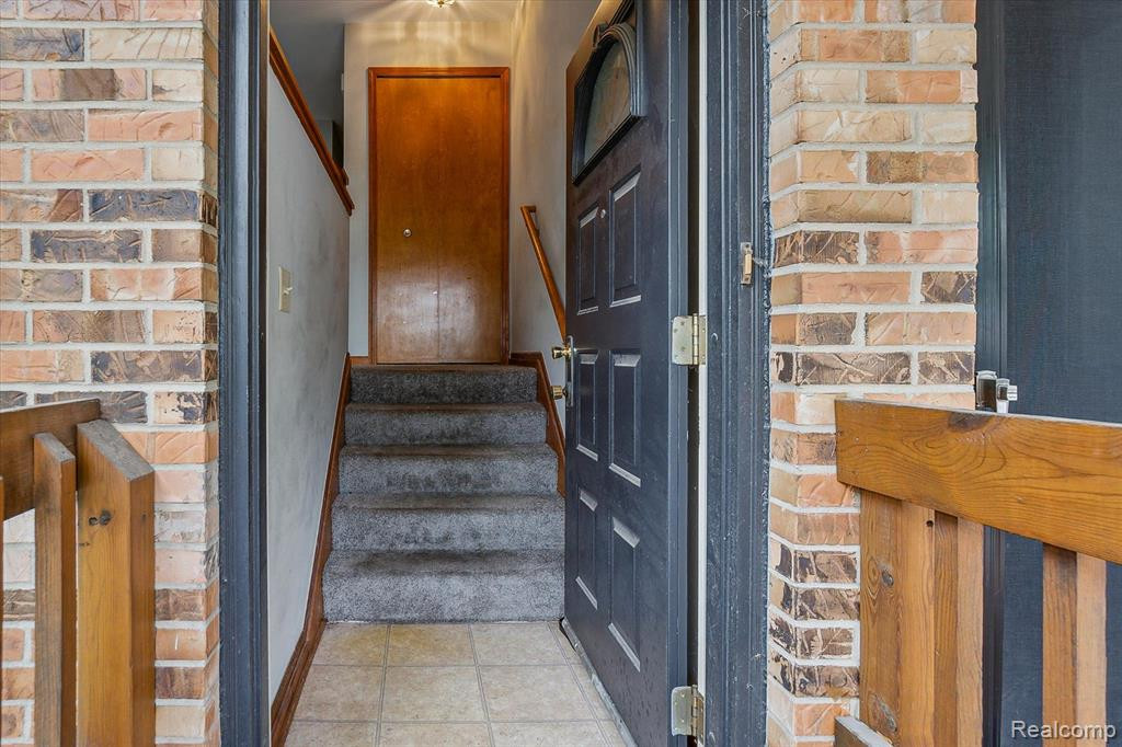 281 PINEWOOD Circle, Plymouth, MI 48170 — Photo 4