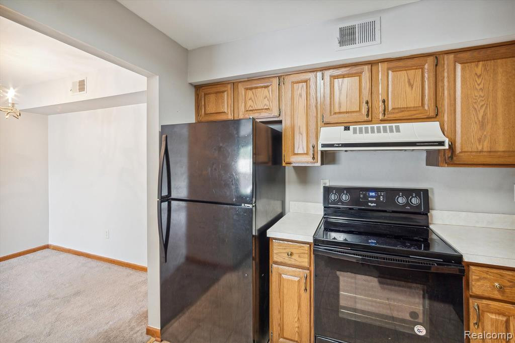 281 PINEWOOD Circle, Plymouth, MI 48170 — Photo 11