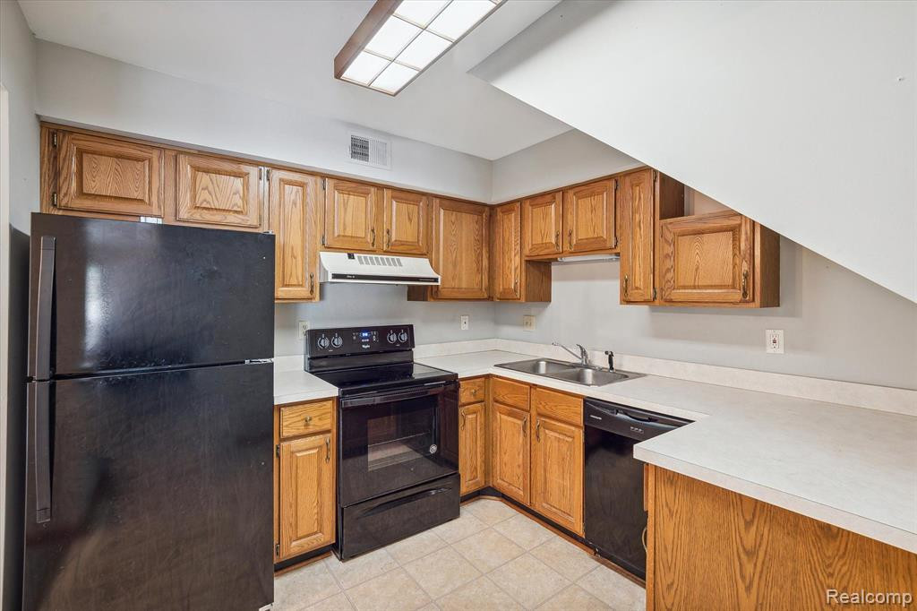 281 PINEWOOD Circle, Plymouth, MI 48170 — Photo 12
