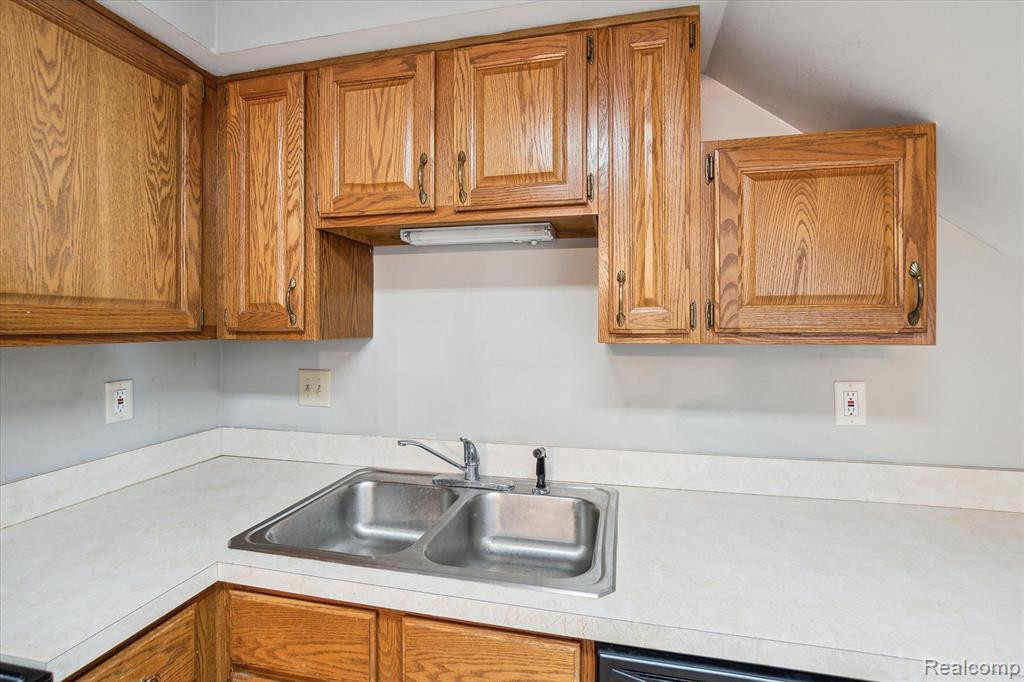 281 PINEWOOD Circle, Plymouth, MI 48170 — Photo 13