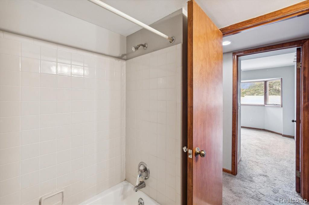 281 PINEWOOD Circle, Plymouth, MI 48170 — Photo 15