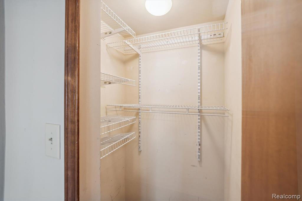 281 PINEWOOD Circle, Plymouth, MI 48170 — Photo 20