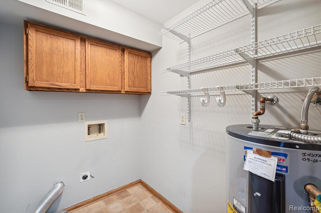 281 PINEWOOD Circle, Plymouth, MI 48170 — Photo 25