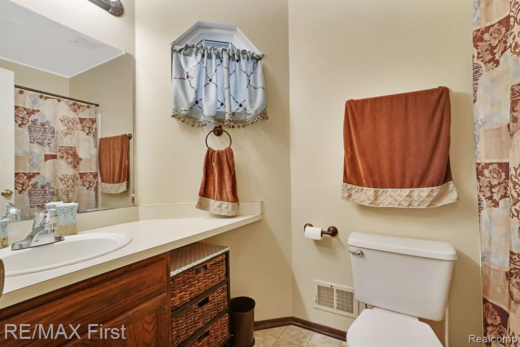 22566 SILVER CREEK Drive, Woodhaven, MI 48183 — Photo 14