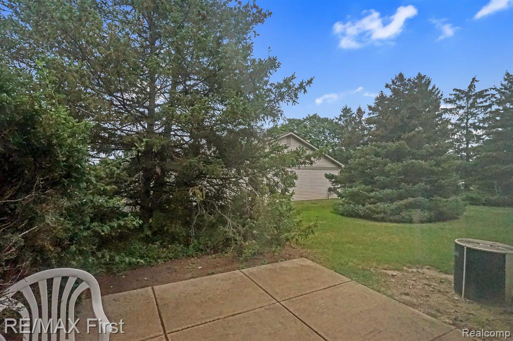 22566 SILVER CREEK Drive, Woodhaven, MI 48183 — Photo 17