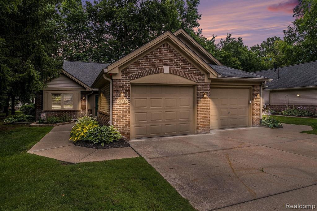 21340 MULBERRY Court, Farmington Hills, MI 48336 — Photo 2