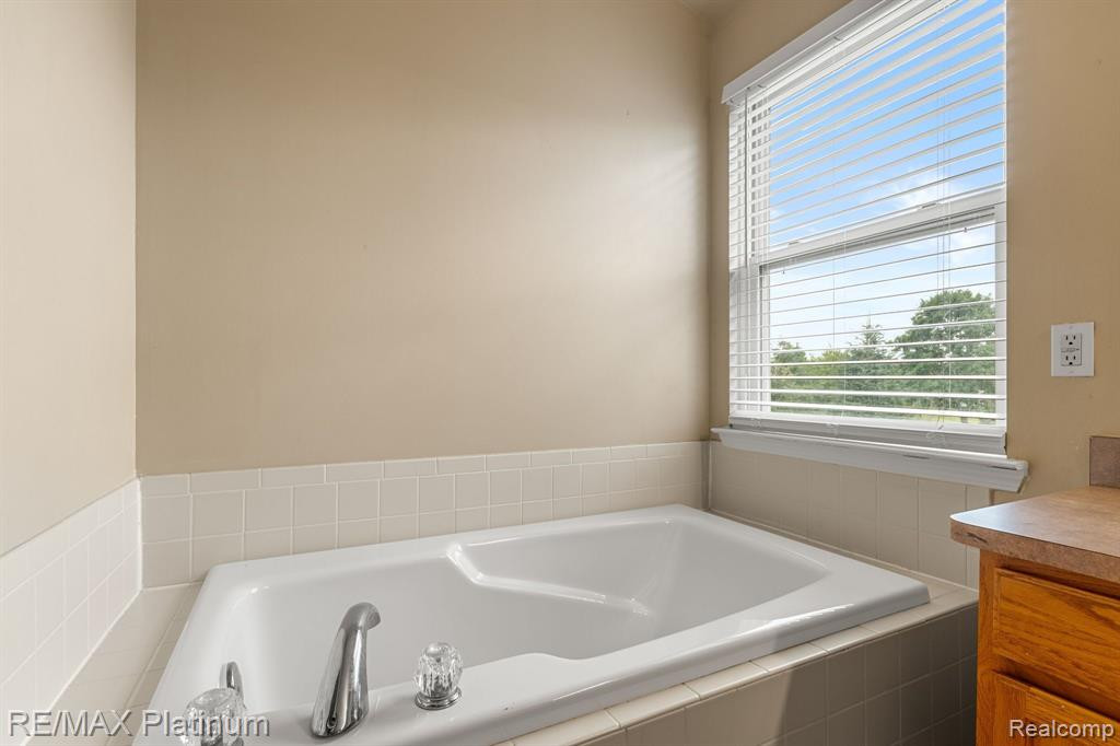 9562 ENDICOTT Lane, Ypsilanti, MI 48197 — Photo 30