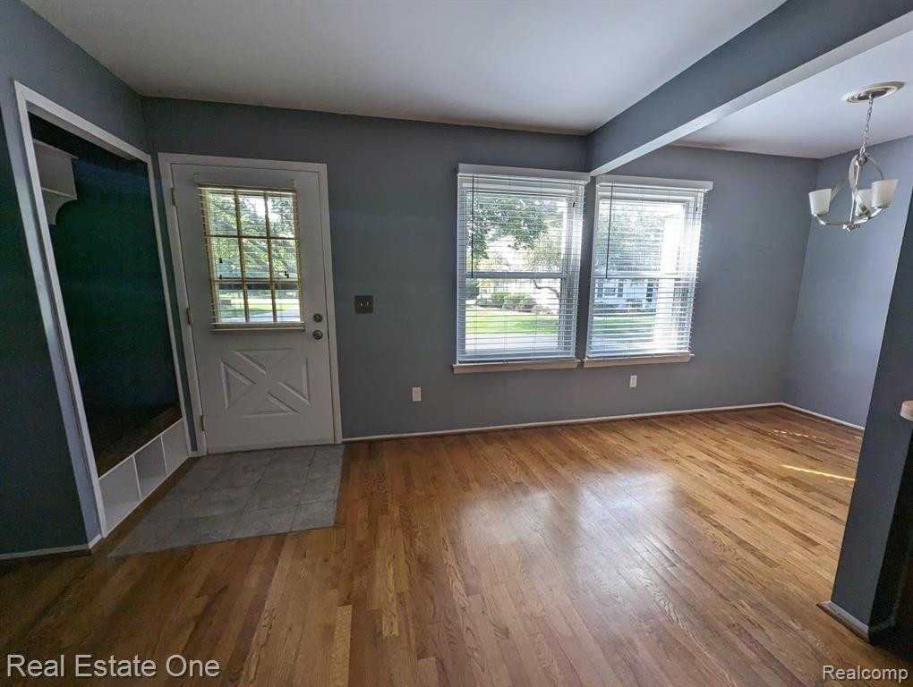 125 LAKE VILLAGE Drive, Walled Lake, MI 48390 — Photo 2
