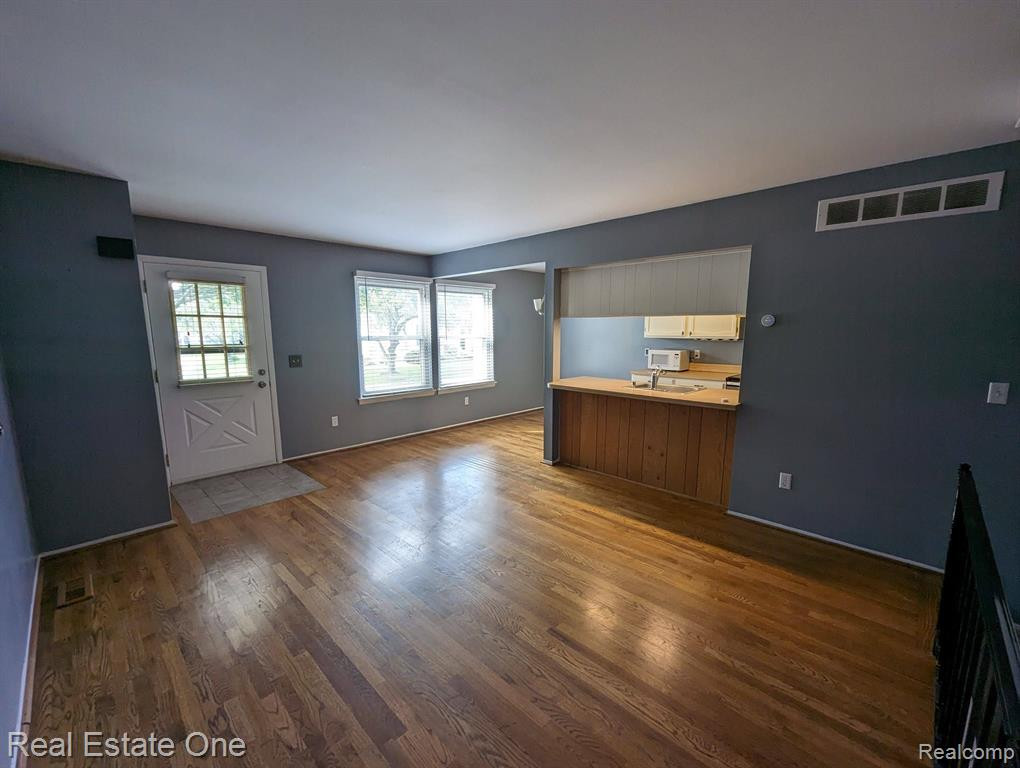125 LAKE VILLAGE Drive, Walled Lake, MI 48390 — Photo 4