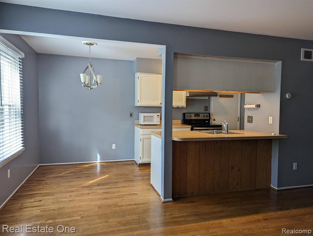 125 LAKE VILLAGE Drive, Walled Lake, MI 48390 — Photo 5
