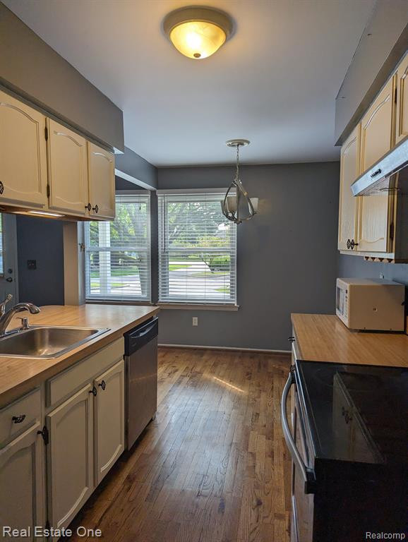 125 LAKE VILLAGE Drive, Walled Lake, MI 48390 — Photo 6