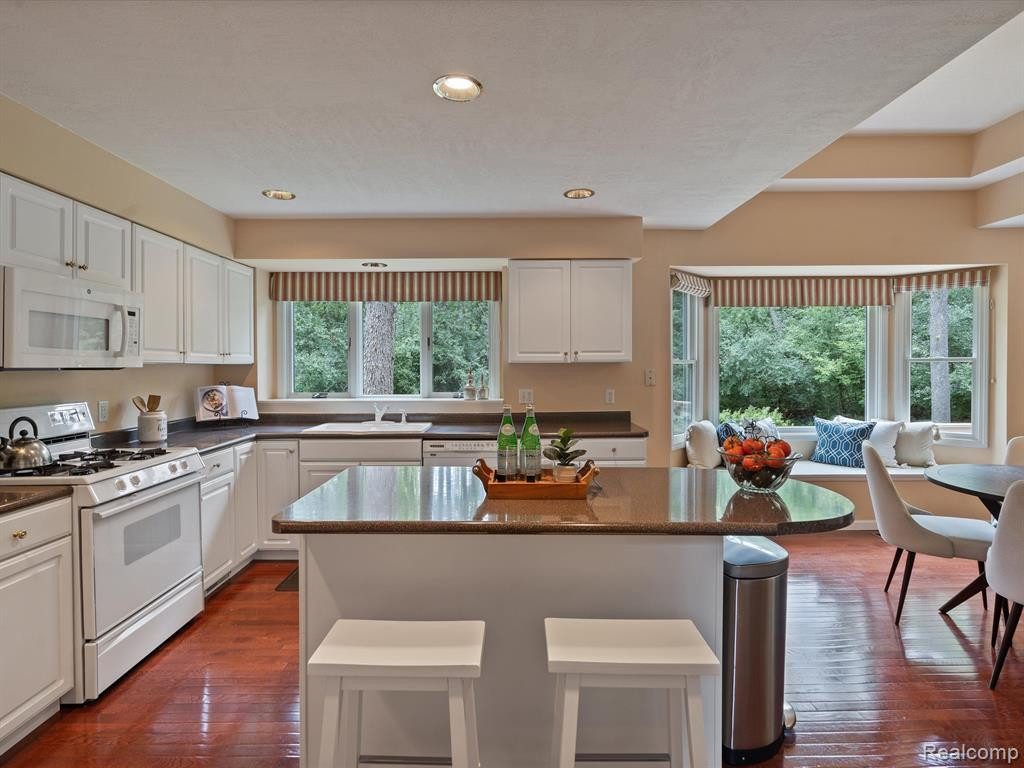 5401 LOHR LAKE Drive, Ann Arbor, MI 48108 — Photo 23