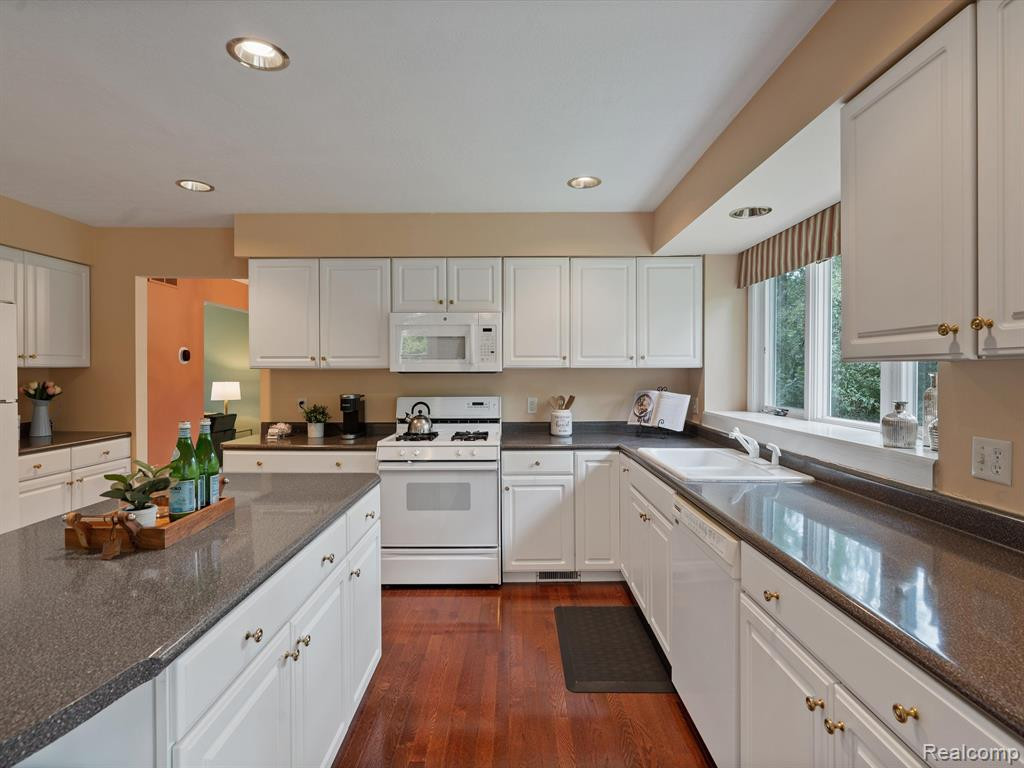 5401 LOHR LAKE Drive, Ann Arbor, MI 48108 — Photo 25