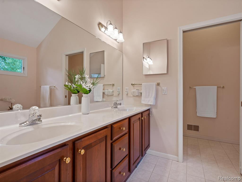 5401 LOHR LAKE Drive, Ann Arbor, MI 48108 — Photo 31