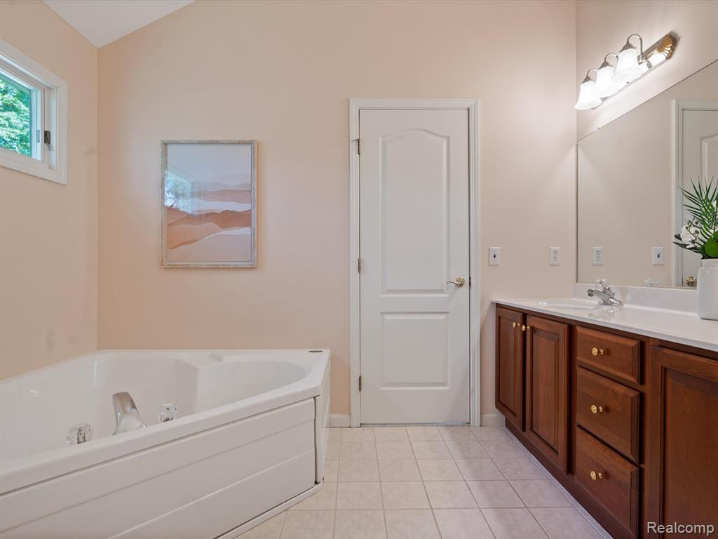 5401 LOHR LAKE Drive, Ann Arbor, MI 48108 — Photo 32