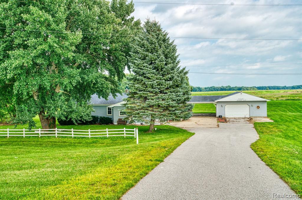 8015 EAST Road, Saginaw, MI 48601 — front exterior