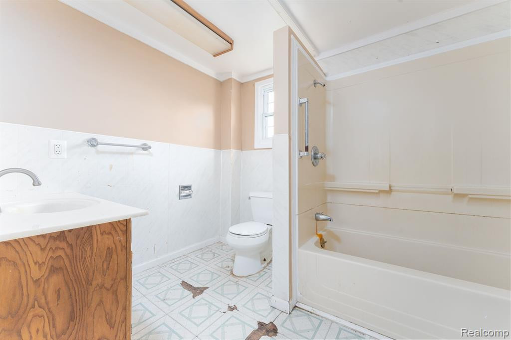 8015 EAST Road, Saginaw, MI 48601 — Photo 22