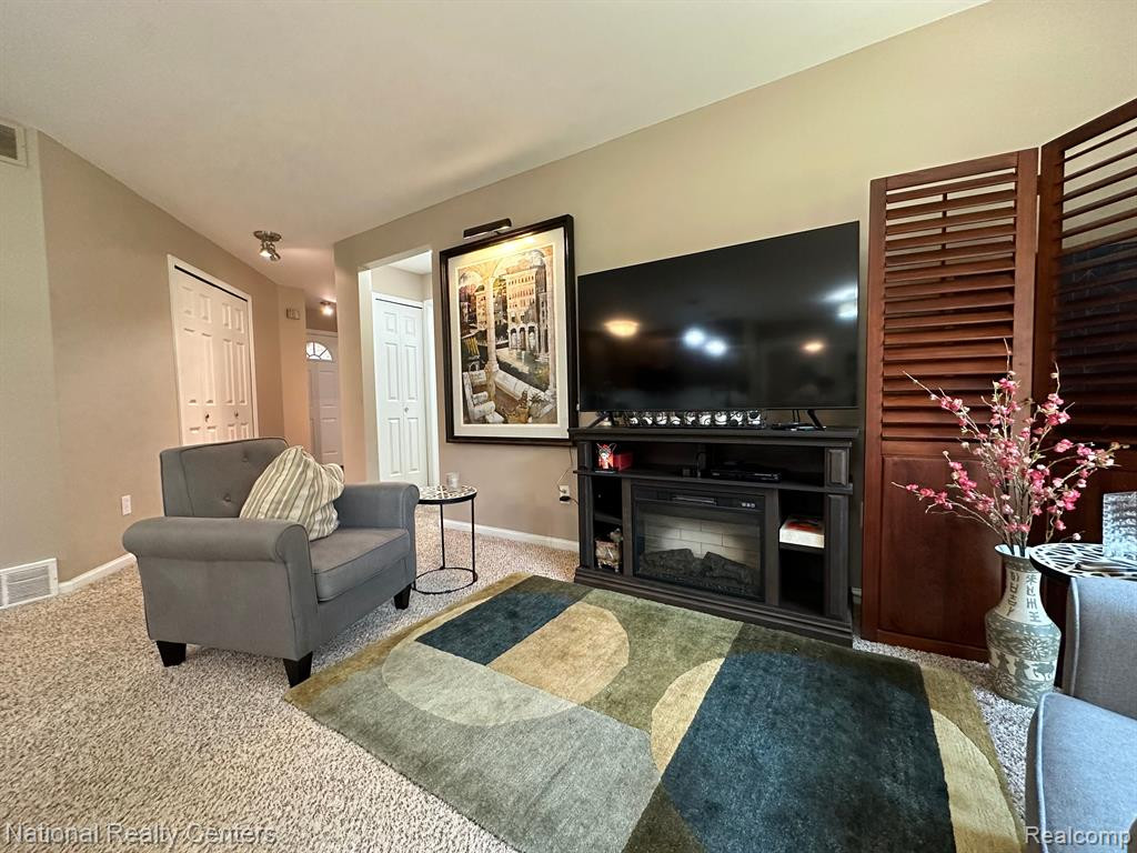 229 BROOKWOOD Drive, 16, South Lyon, MI 48178 — Photo 4