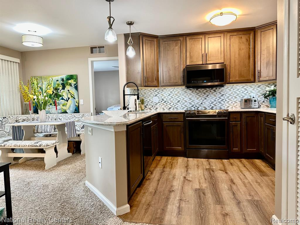 229 BROOKWOOD Drive, 16, South Lyon, MI 48178 — Photo 10