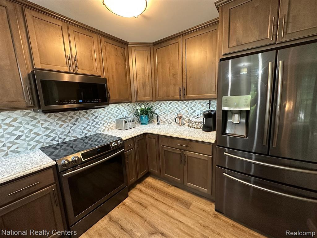 229 BROOKWOOD Drive, 16, South Lyon, MI 48178 — Photo 18