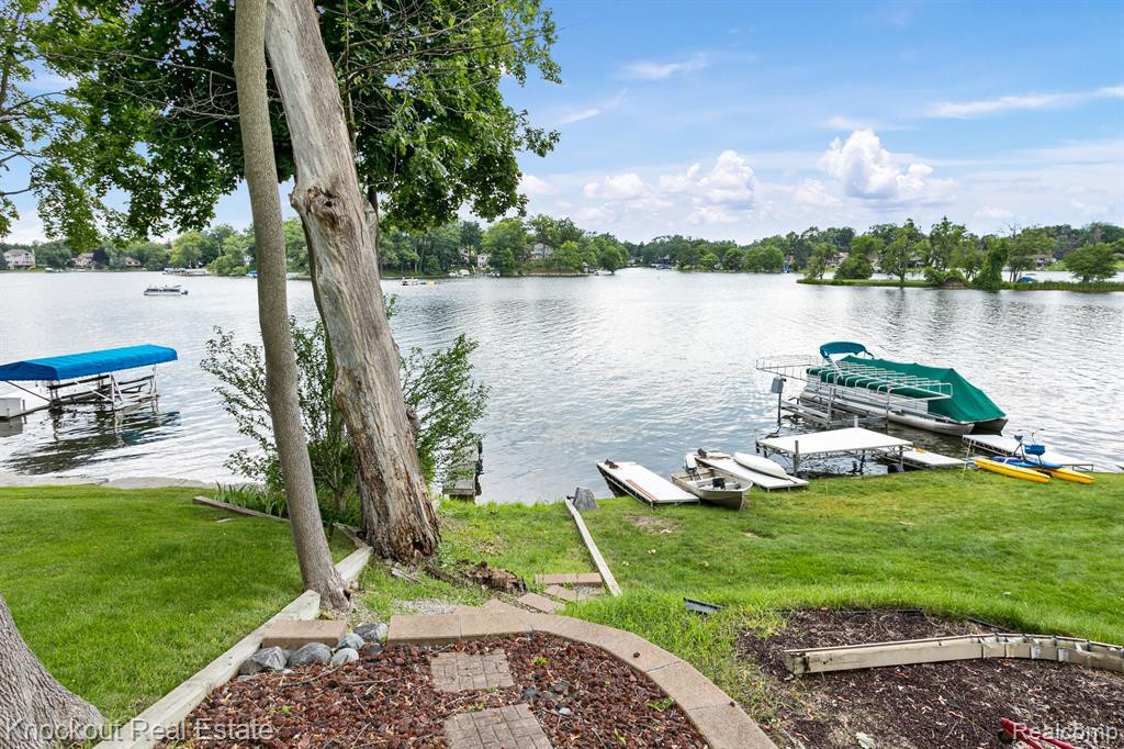 2250 Briar Ridge, Wolverine Lake, MI 48390 — Photo 34