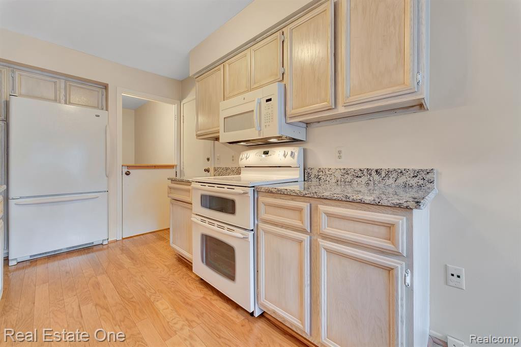 2120 HIDDEN MEADOWS Drive, A, Walled Lake, MI 48390 — Photo 16