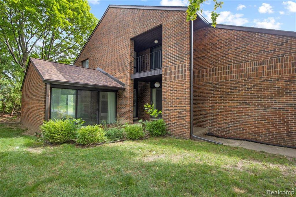 4 BROOKWOOD Lane, Dearborn, MI 48120 — Photo 2