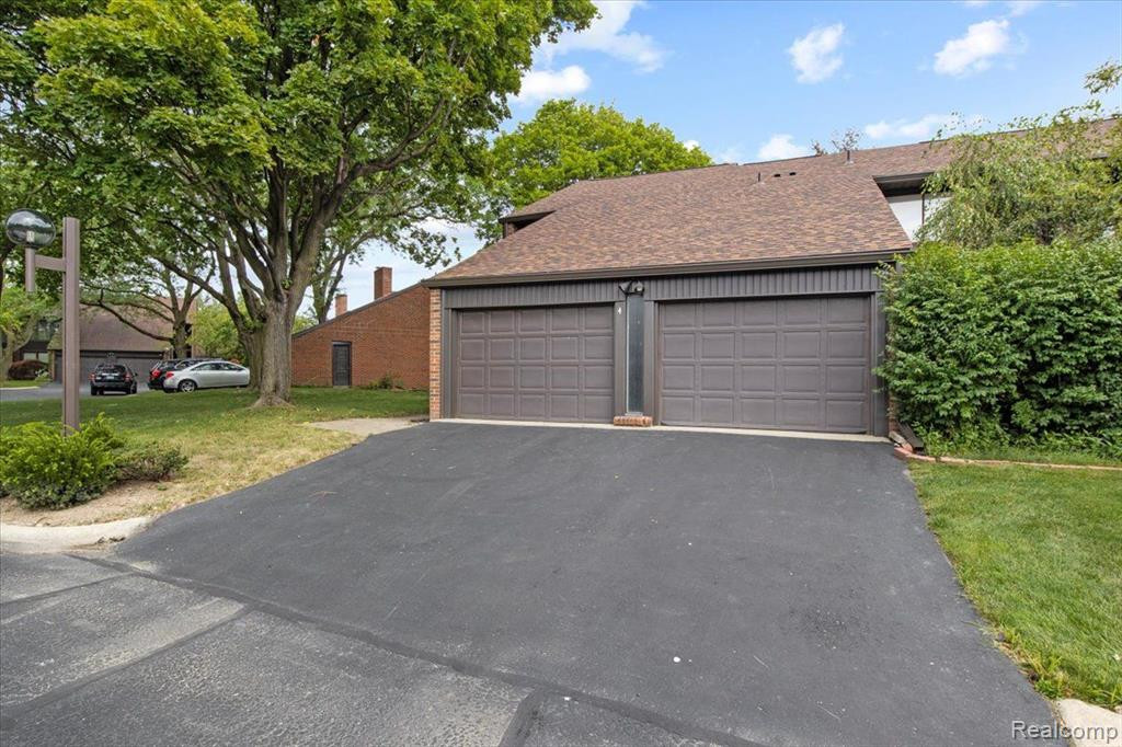 4 BROOKWOOD Lane, Dearborn, MI 48120 — Photo 4