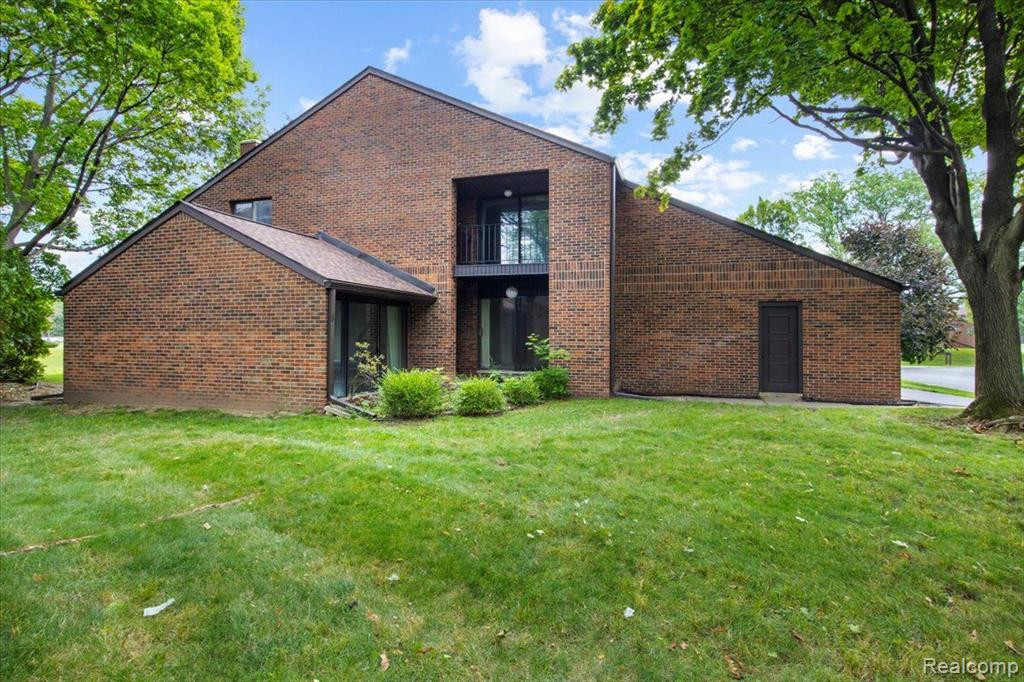 4 BROOKWOOD Lane, Dearborn, MI 48120 — Photo 7