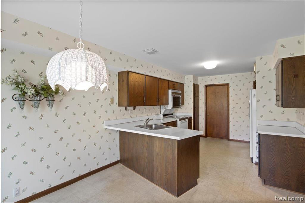 4 BROOKWOOD Lane, Dearborn, MI 48120 — Photo 14