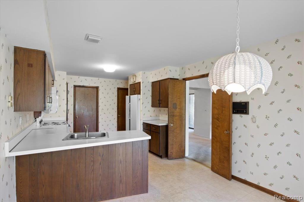 4 BROOKWOOD Lane, Dearborn, MI 48120 — Photo 15