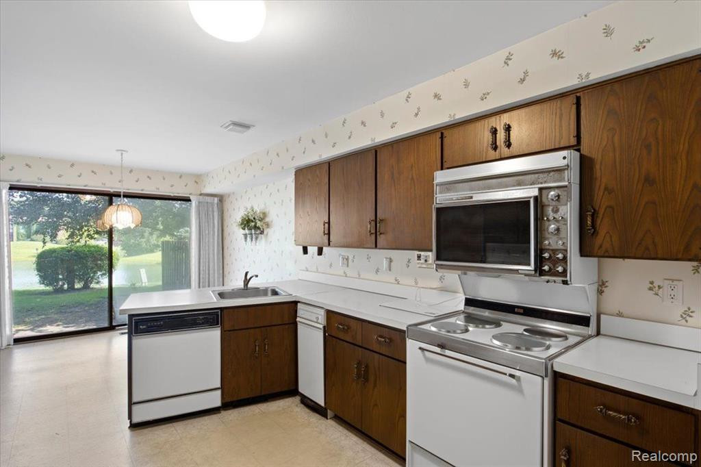 4 BROOKWOOD Lane, Dearborn, MI 48120 — Photo 16