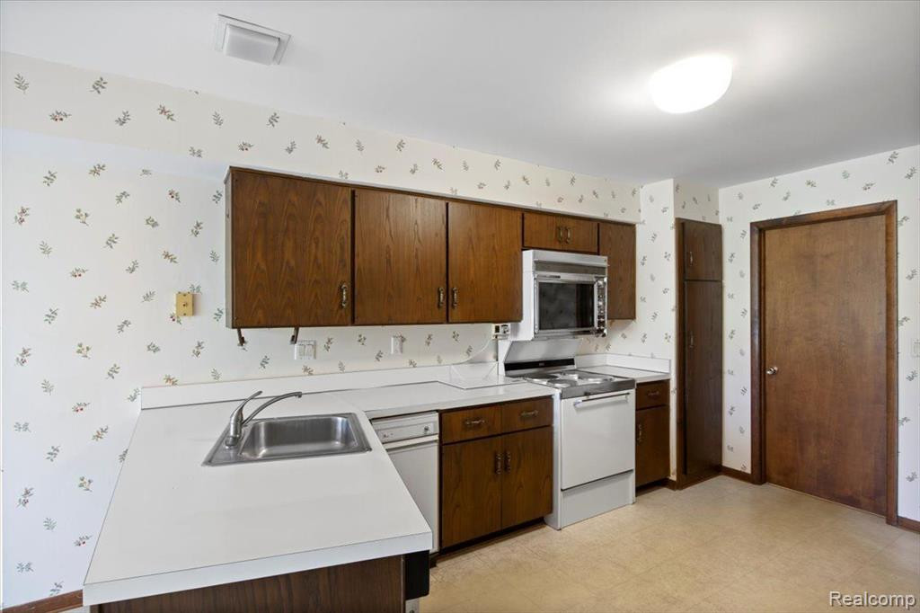 4 BROOKWOOD Lane, Dearborn, MI 48120 — Photo 17