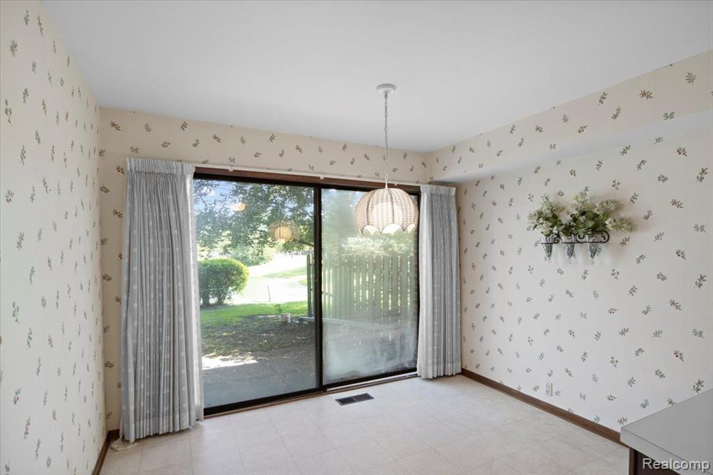 4 BROOKWOOD Lane, Dearborn, MI 48120 — Photo 20