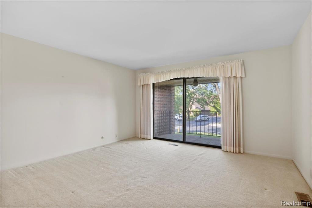 4 BROOKWOOD Lane, Dearborn, MI 48120 — Photo 27