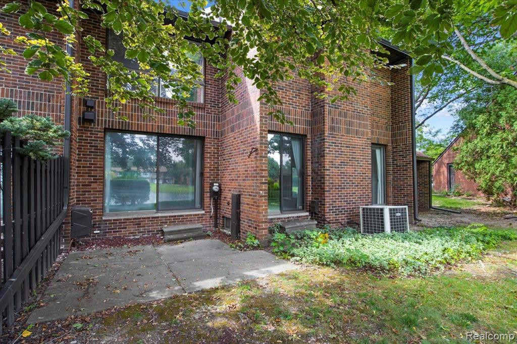 4 BROOKWOOD Lane, Dearborn, MI 48120 — Photo 34
