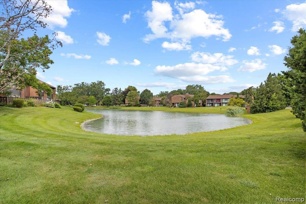 4 BROOKWOOD Lane, Dearborn, MI 48120 — Photo 35