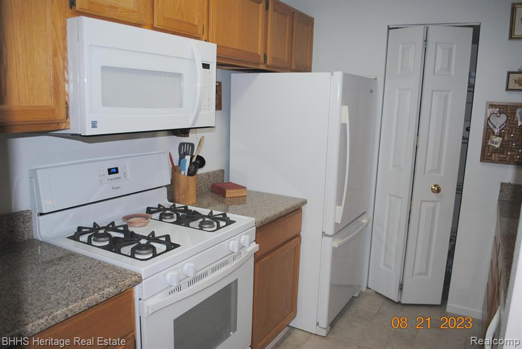 613 CURZON Court, 103, Howell, MI 48843 — Photo 9