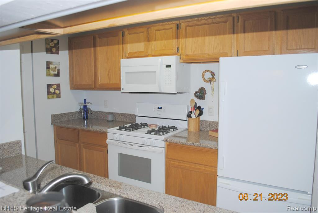 613 CURZON Court, 103, Howell, MI 48843 — Photo 10
