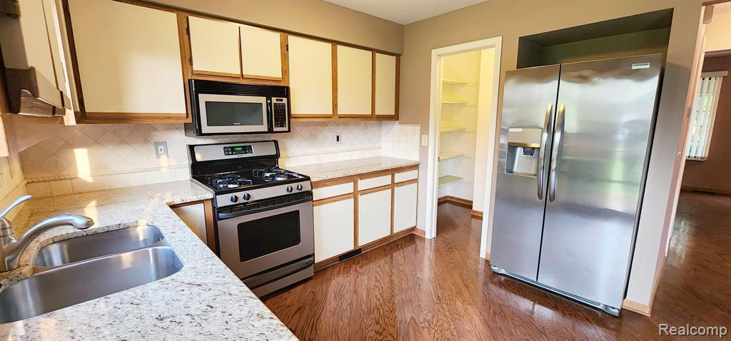 260 WIND WAY Drive, Walled Lake, MI 48390 — Photo 7