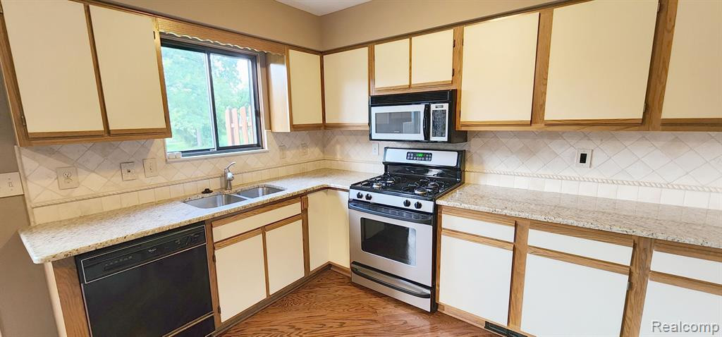 260 WIND WAY Drive, Walled Lake, MI 48390 — Photo 8