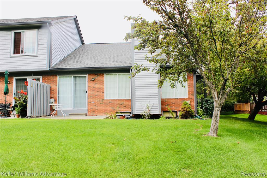 462 WINWOOD Circle, Walled Lake, MI 48390 — Photo 2