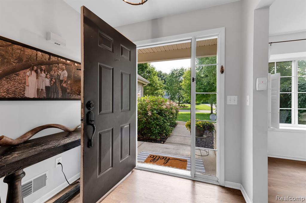 21015 GREENBRIAR Lane, South Lyon, MI 48178 — Photo 4