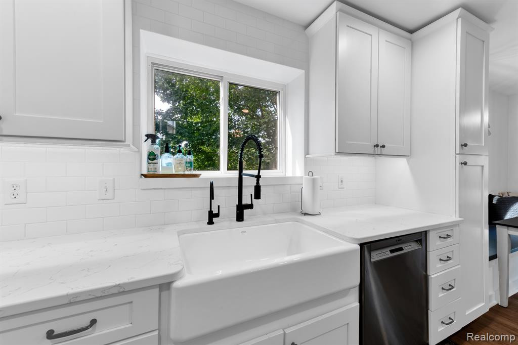 21015 GREENBRIAR Lane, South Lyon, MI 48178 — Photo 9