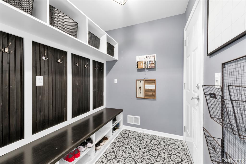 21015 GREENBRIAR Lane, South Lyon, MI 48178 — Photo 13