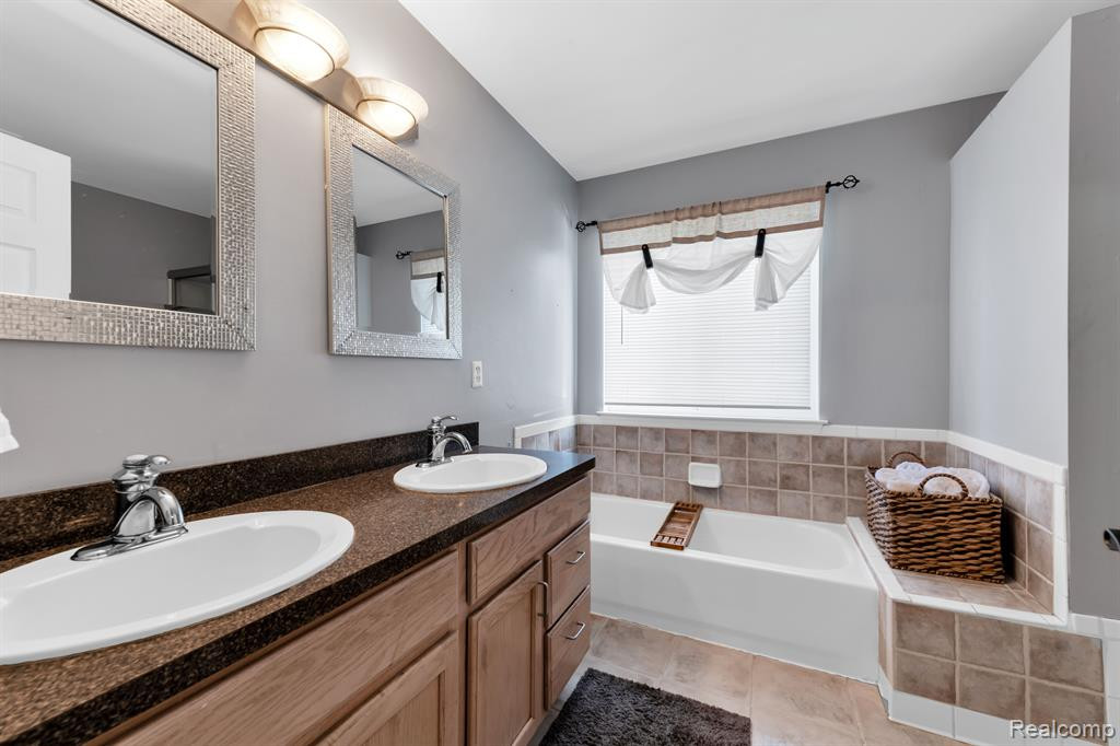 21015 GREENBRIAR Lane, South Lyon, MI 48178 — Photo 17