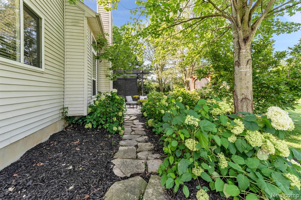 21015 GREENBRIAR Lane, South Lyon, MI 48178 — Photo 34