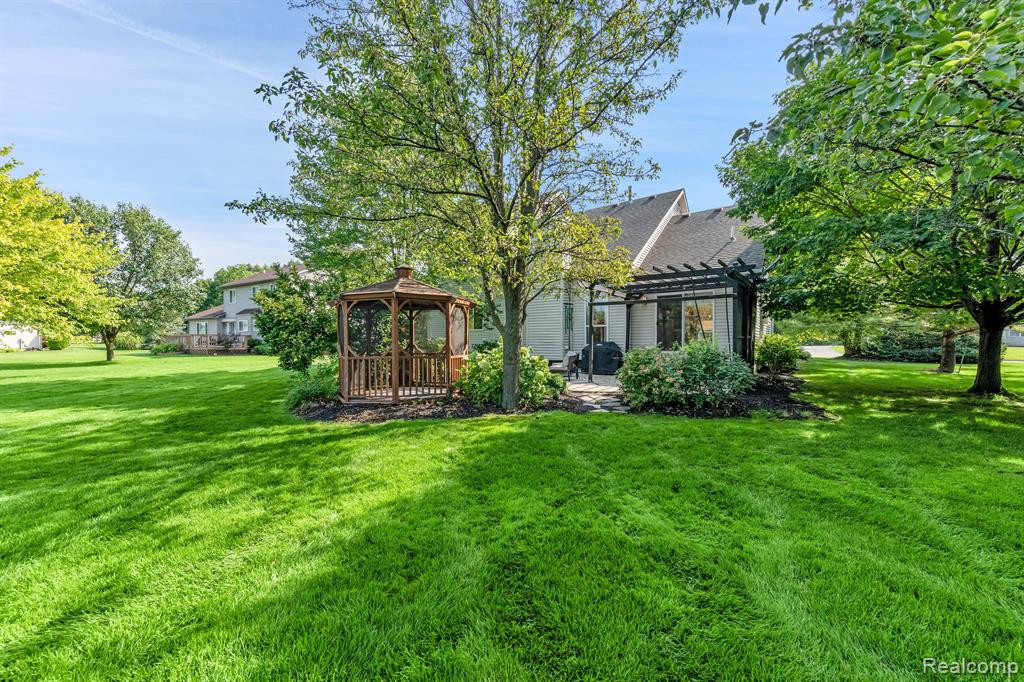 21015 GREENBRIAR Lane, South Lyon, MI 48178 — Photo 36