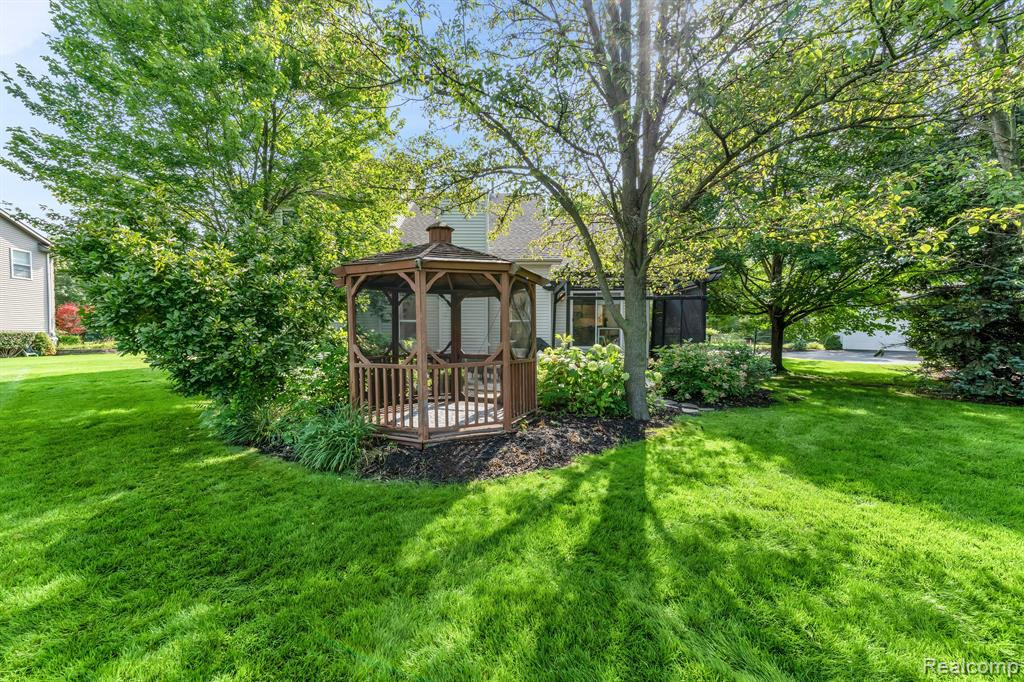21015 GREENBRIAR Lane, South Lyon, MI 48178 — Photo 37
