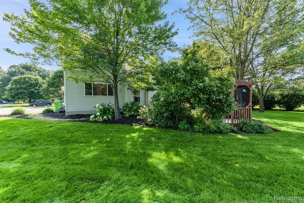 21015 GREENBRIAR Lane, South Lyon, MI 48178 — Photo 38